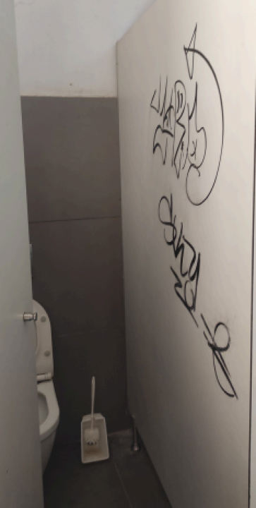 FOTO Fekalije po zidu, zaštopani zahodi, tamponi u okvirima, razbacano smeće – s tim se na Rezalištu svakodnevno bore djelatnici Zelenog grada