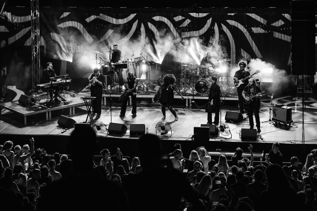 Kyoto Jazz Massive u proširenom sastavu oduševio publiku na tvrđavi sv. Mihovila  