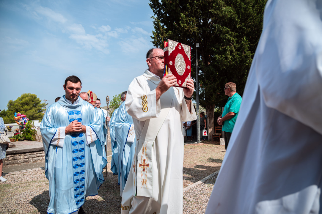 FOTO Blagdan Velike Gospe u Vrpolju: Brojni vjernici okupili su se jutros na svečanom misnom slavlju