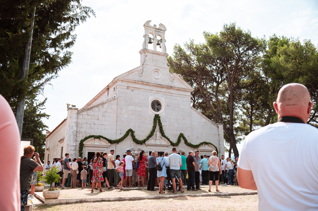 FOTO Blagdan Velike Gospe u Vrpolju: Brojni vjernici okupili su se jutros na svečanom misnom slavlju
