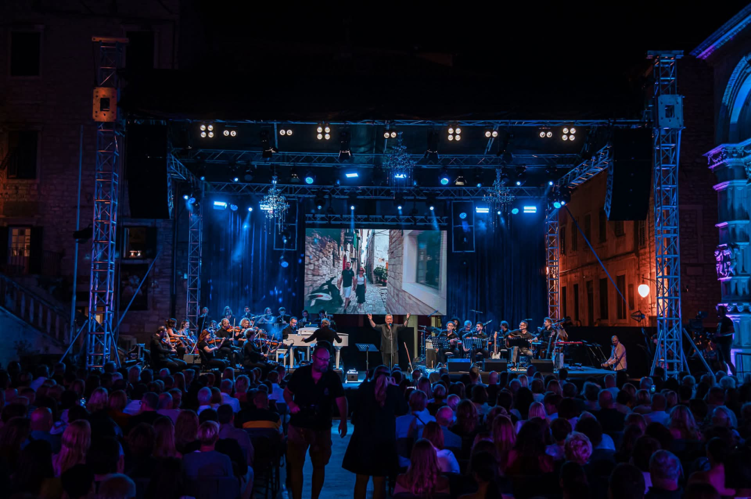 Publika u Šibeniku uživala u bezvremenskim pjesmama Vinka Coce na prvoj večeri Dalmatinske šansone