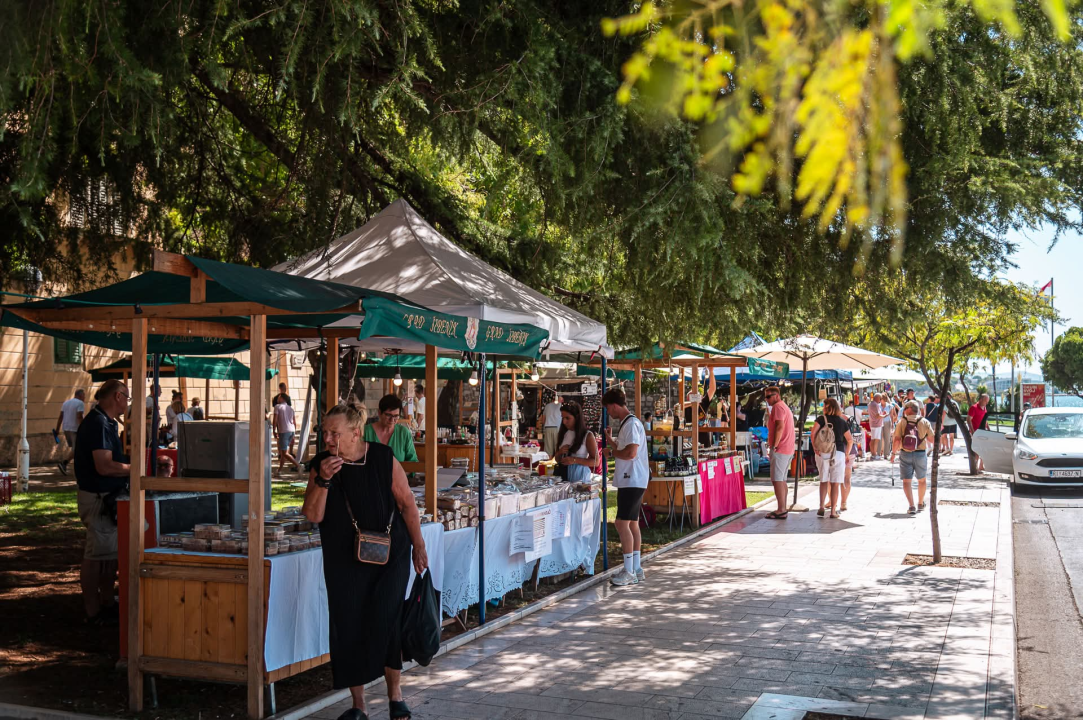 Mirisi i okusi prošlosti: Bogata ponuda štandova na srednjovjekovnom sajmu u Šibeniku