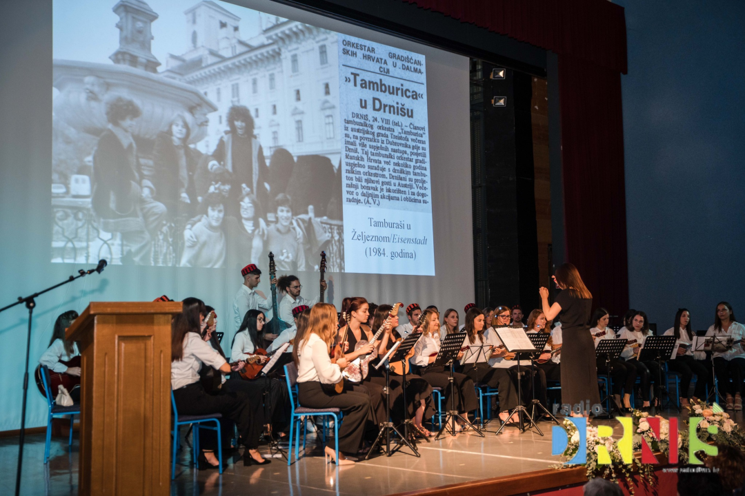 Drniški Tamburaški orkestar obilježio veliki jubilej i prvu memorijalnu večer posvećenu Milki Tomić