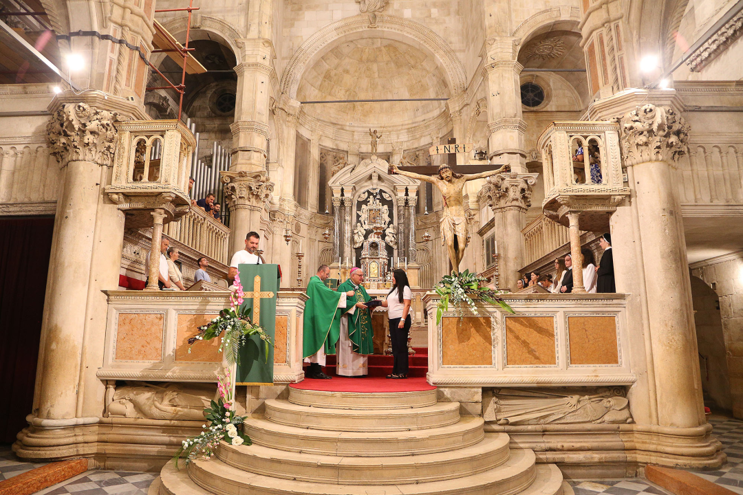 Na misnom slavlju u katedrali sv. Jakova podijeljeni kanonski mandati vjeroučiteljima i odgojiteljima u vjeri