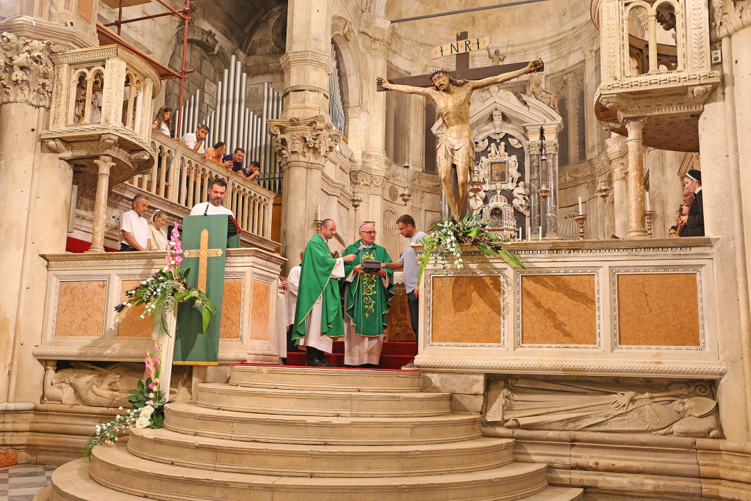 Na misnom slavlju u katedrali sv. Jakova podijeljeni kanonski mandati vjeroučiteljima i odgojiteljima u vjeri