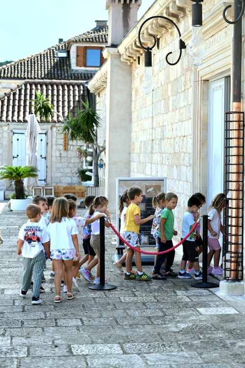 HNK Šibenik gostovao na Hvaru: Naši glumci predstavama oduševili velike i male