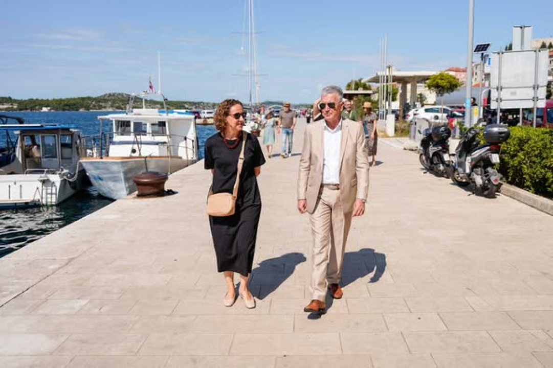 Nina Obuljen-Koržinek povodom SHIP-a posjetila Šibenik, pa prošetala rivom s gradonačelnikom