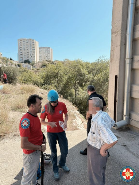 U krugu Luke Šibenik na strmini 'zapeo' stariji muškarac. Šibenski HGSS-ovci uspješno okončali dramu