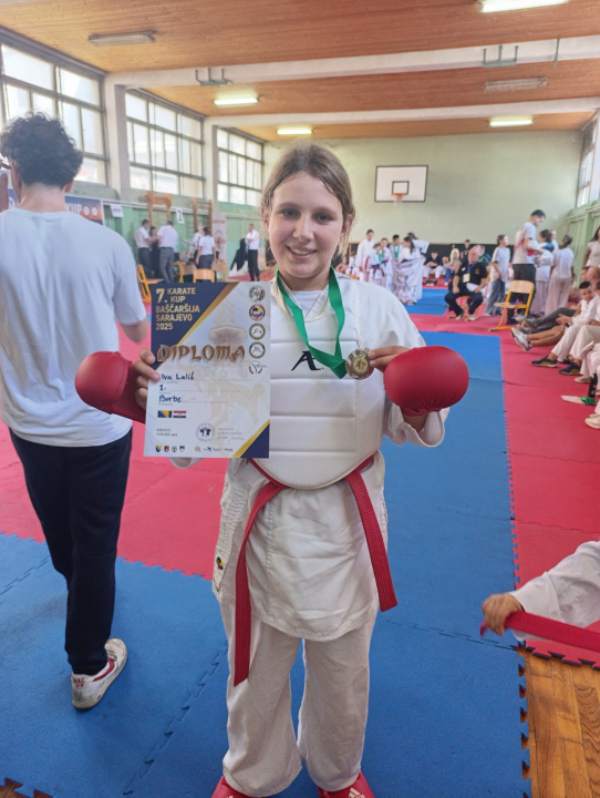 FOTO Članovi Karate kluba Šibenik 1066 uzeli 15 medalja na međunarodnom turniru u Sarajevu