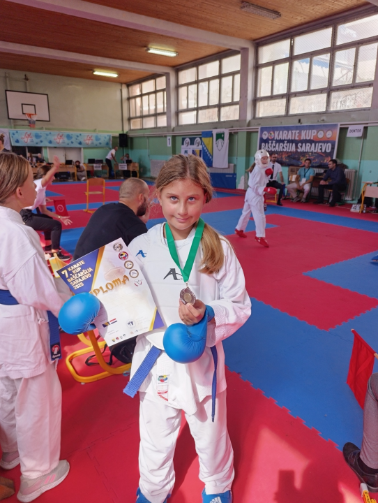 FOTO Članovi Karate kluba Šibenik 1066 uzeli 15 medalja na međunarodnom turniru u Sarajevu