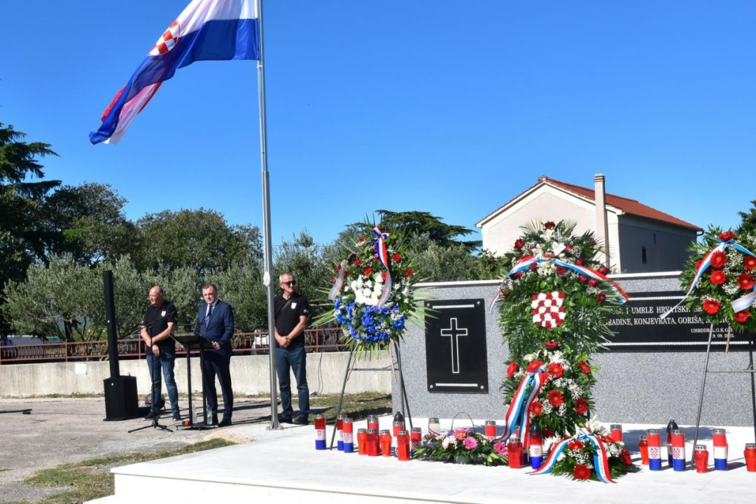 U Konjevratima postavljen spomenik braniteljima
