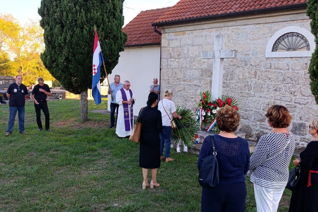 FOTO Odana počast poginulim braniteljima iz Unešića, Mirlović Zagore i Pakova Sela