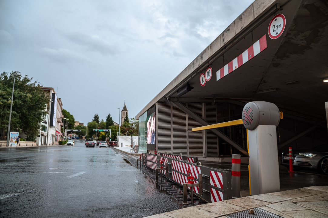 FOTO Nevrijeme najviše problema izazvalo u Vodicama, čitatelji nam šalju fotografije poplavljenih cesta i parkirališta iz cijelog Šibenika