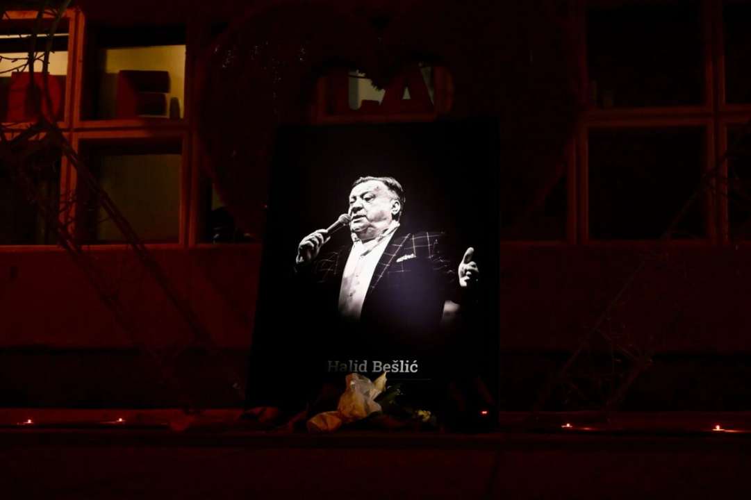 Sarajevo se oprašta od Halida Bešlića: Brojni građani uz suze i pjesmu odaju počast legendarnom pjevaču