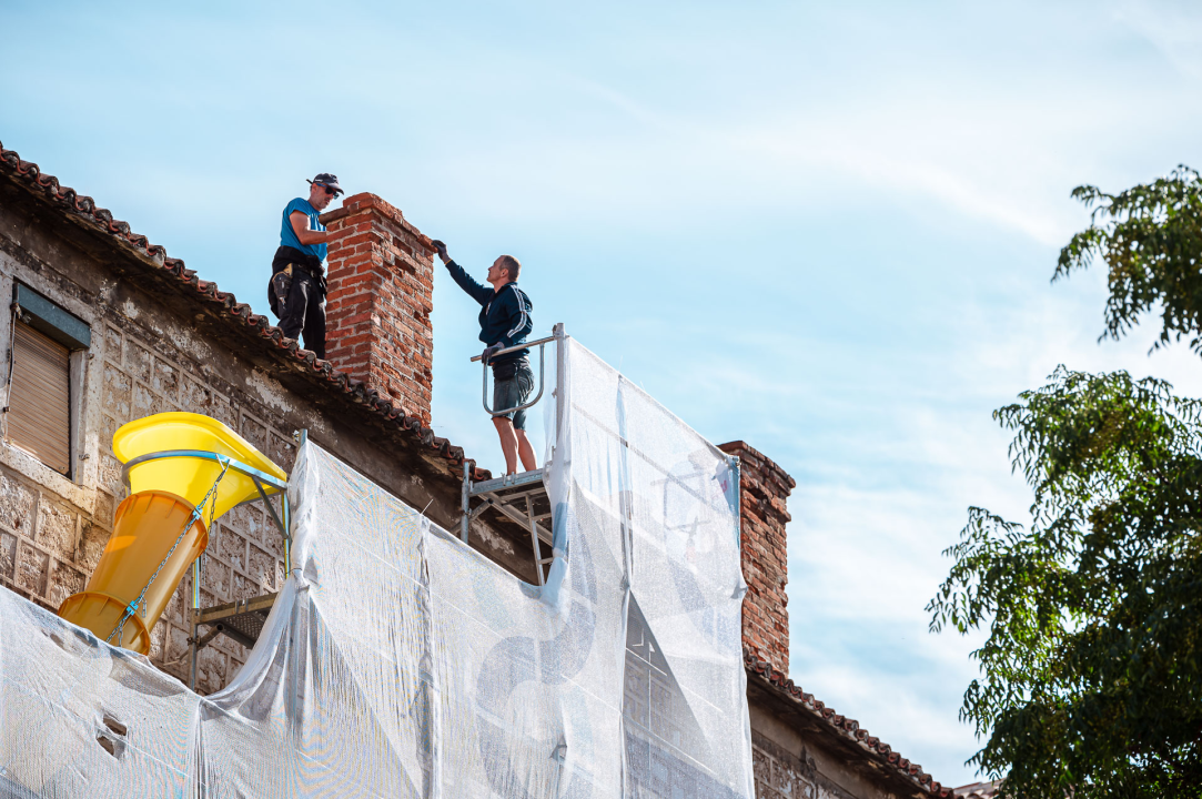 Uklanjaju se dotrajali dimnjaci sa zgrade u Zvonimirovoj