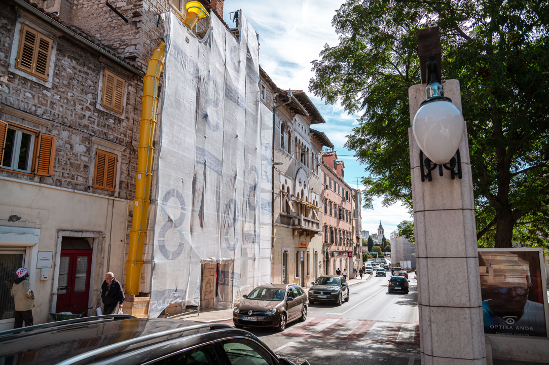 Uklanjaju se dotrajali dimnjaci sa zgrade u Zvonimirovoj