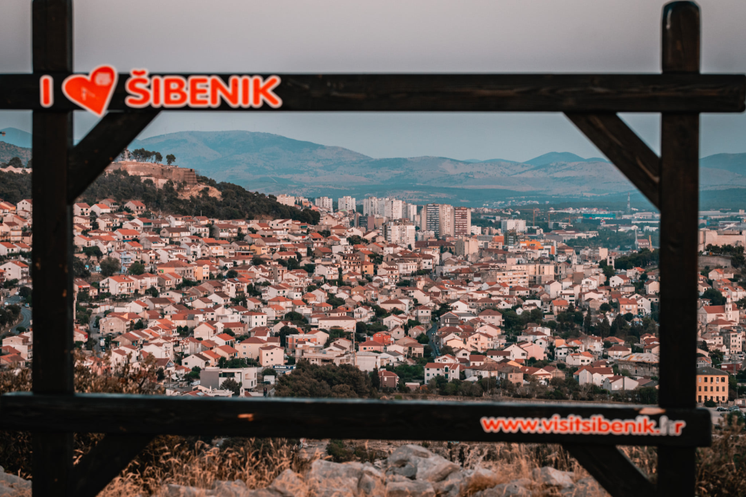 Panoramski pogled kroz rešetke: Popularni foto okvir na Smričnjaku postao neupotrebljiv