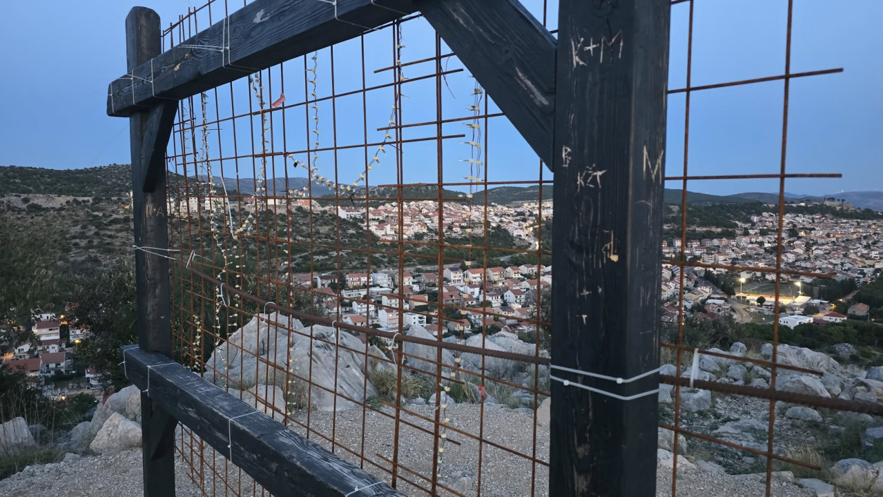 Panoramski pogled kroz rešetke: Popularni foto okvir na Smričnjaku postao neupotrebljiv