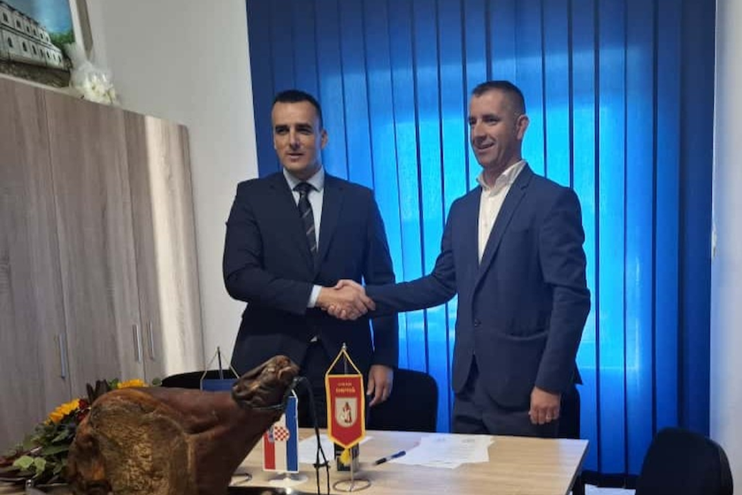 Pakovo selo dobit će 'Kuću drniškog pršuta': Županija i Grad Drniš potpisali ugovor o suradnji