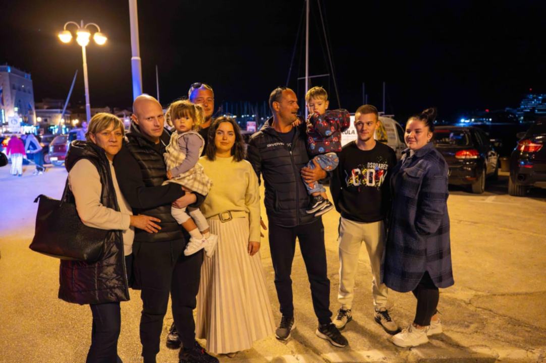 Robert stigao kući nakon uspješnog liječenja: Vodičani ga dočekali bakljadom i gromoglasnim pljeskom