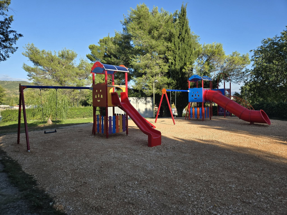 FOTO Drniški mališani sada mogu guštati u novouređenom igralištu