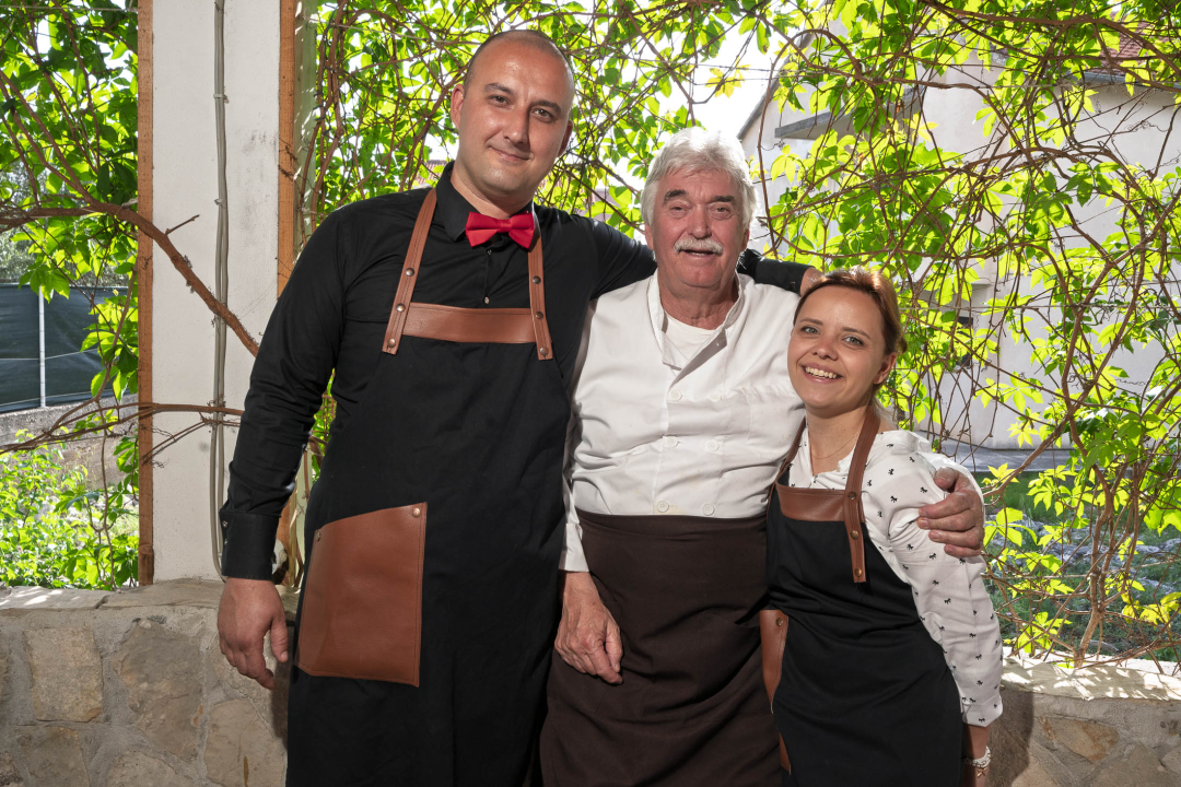 FOTO Petkom se u Konobi Oli uživa u dalmatinskoj spizi, pjesmi i odličnoj atmosferi!