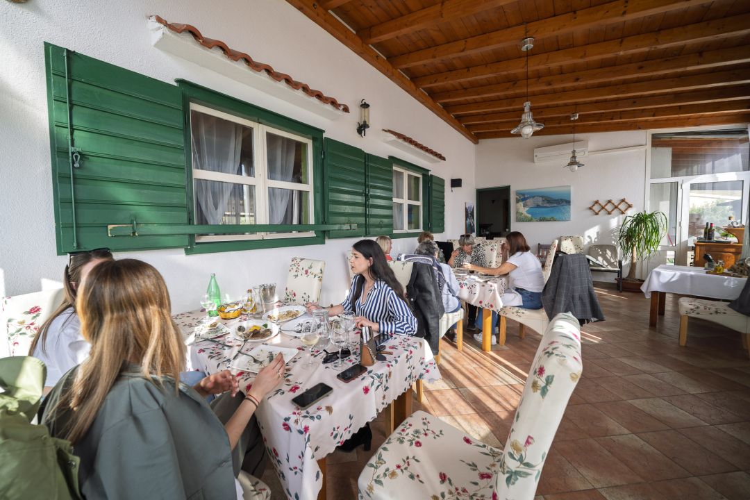 FOTO Petkom se u Konobi Oli uživa u dalmatinskoj spizi, pjesmi i odličnoj atmosferi!
