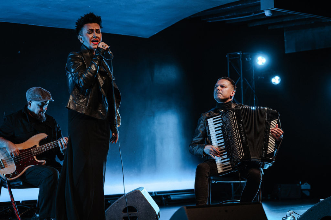 Amira Medunjanin otvorila novu sezonu u Kući umjetnosti Arsen, publika ju nagradila dugotrajnim pljeskom