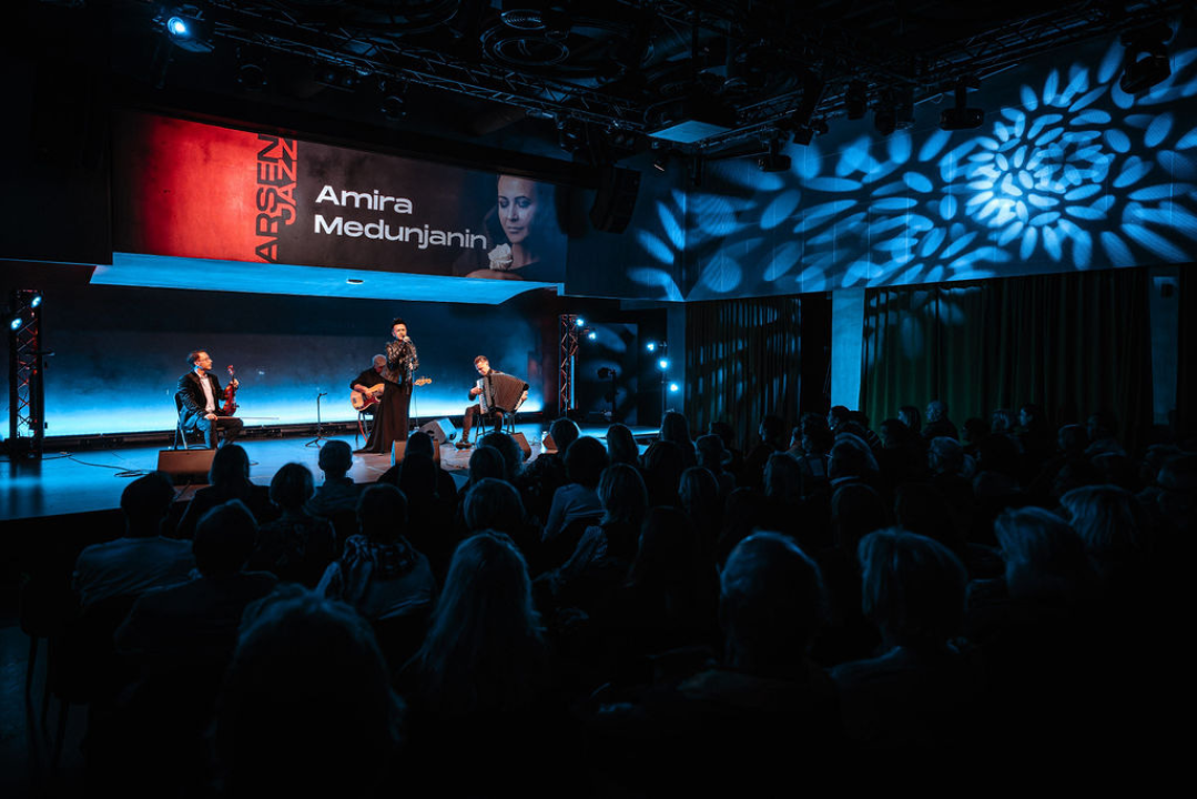Amira Medunjanin otvorila novu sezonu u Kući umjetnosti Arsen, publika ju nagradila dugotrajnim pljeskom