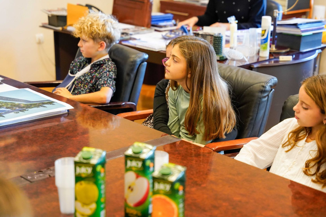 Četvrtaši učiteljice Ivane Guberina posjetili gradonačelnika Burića. Evo što su ga pitali