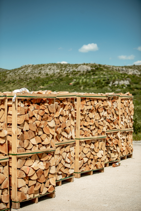 FOTO Opskrbite se za zimu jer su iz Vrcić drva snizili cijene ogrjevnog drva!