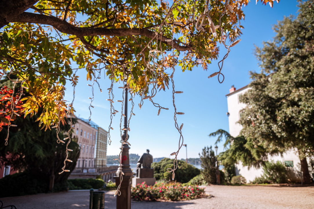 Božićni ukrasi postavljeni po Šibeniku: Još ne svijetle, ali podsjećaju da su blagdani sve bliže