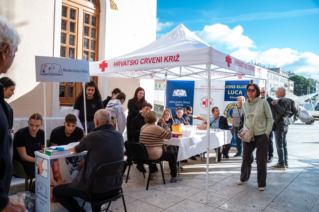 Dan šećerne bolesti: Učenici Medicinske škole Šibenčanima mjerili krvni tlak i šećer 