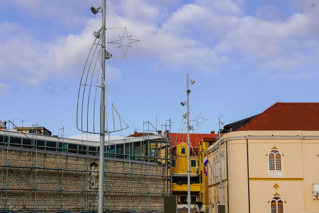 Počelo blagdansko ukrašavanje: Evo koliko je eura Grad Šibenik uložio u ovogodišnje dekoracije