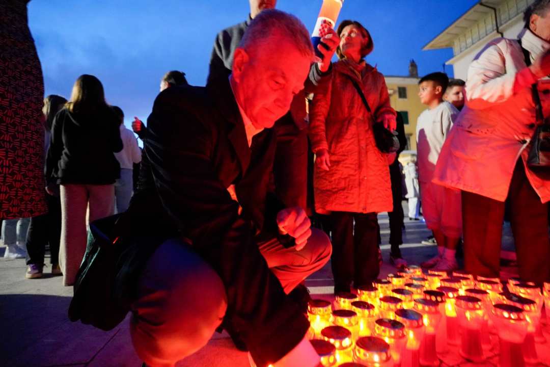 Šibenčani upalili svijeće za žrtve Domovinskog rata uz prigodni program 'I u mom gradu Vukovar svijetli'