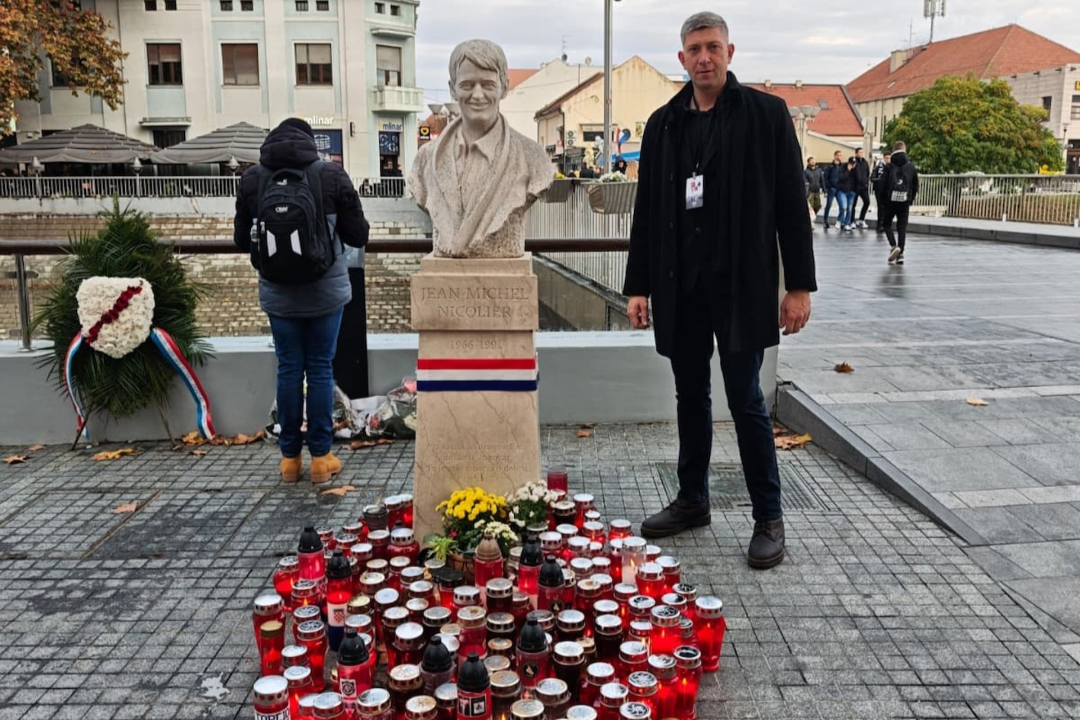 Nenad Tisaj odao počast vukovarskim žrtvama u Koloni sjećanja