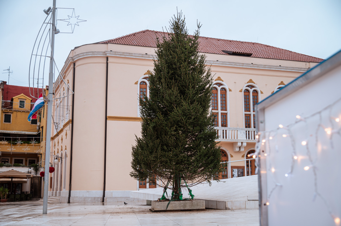 Blagdansko ukrašavanje pri kraju: Na Poljanu uz 'Vitićevo more' postavljena tradicionalna božićna jelka 