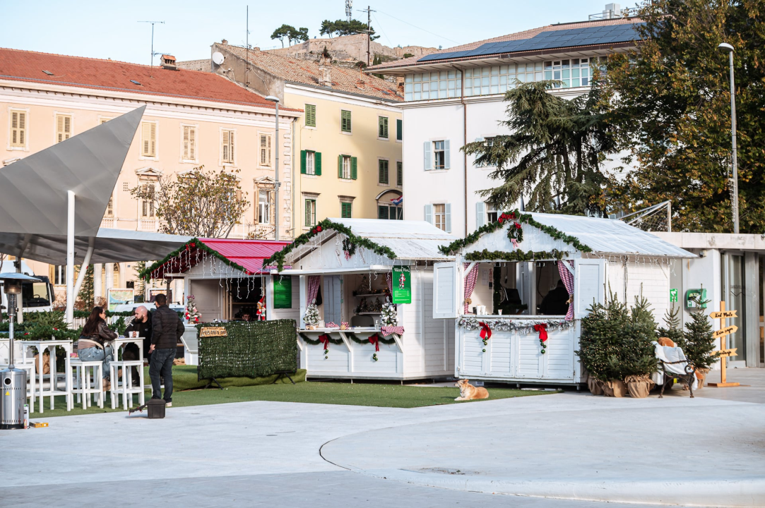 Šibenčani uživali na sunčanoj Poljani: Klizalište otvorilo svoja vrata, kućice i pozornica stigli u park