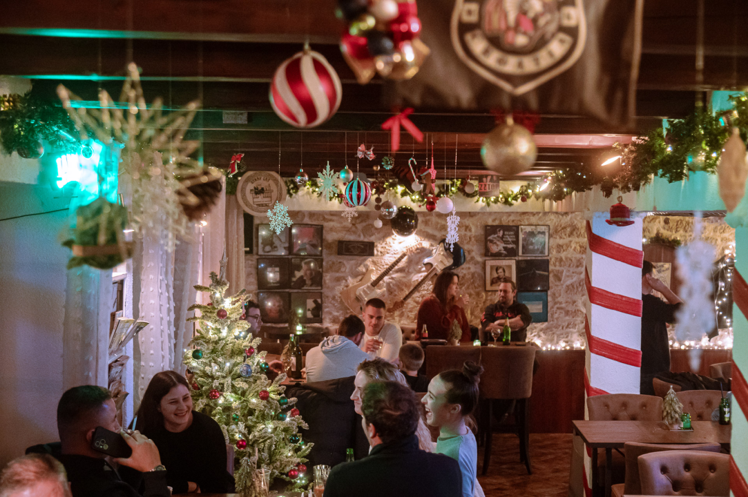 FOTO Doživite tribunjsku blagdansku čaroliju: Stray Cat donosi božićni ugođaj uz tople napitke i domaće delicije! 