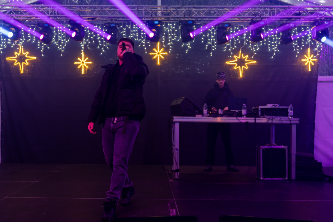 Otvoren Kraljevski advent u Kninu: Peki oduševio publiku, najmlađi uživali na klizalištu