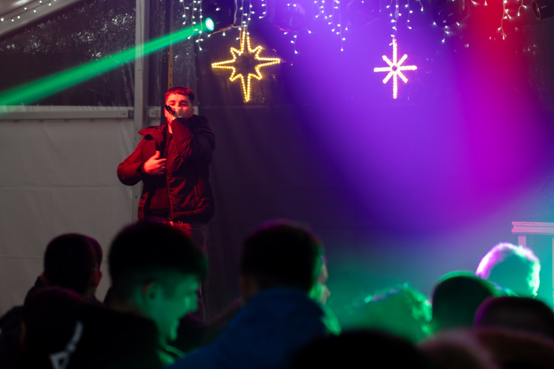 Otvoren Kraljevski advent u Kninu: Peki oduševio publiku, najmlađi uživali na klizalištu