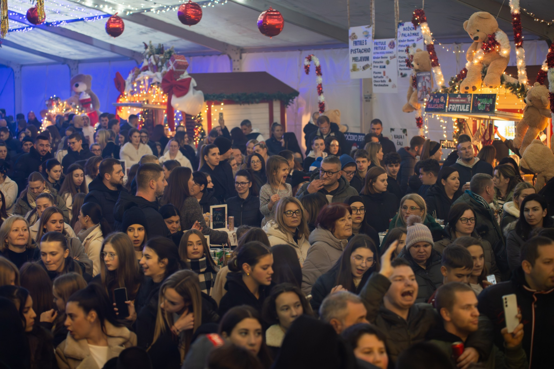 Otvoren Kraljevski advent u Kninu: Peki oduševio publiku, najmlađi uživali na klizalištu