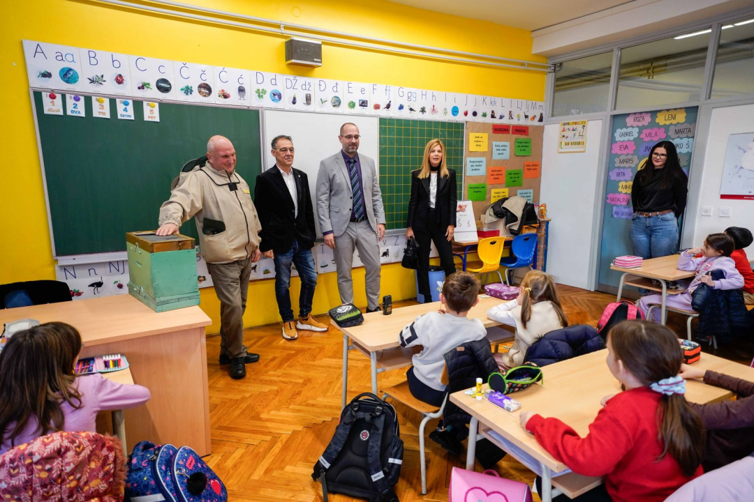 Školski medni dan u Šibeniku: Danijel Mileta prvašićima podijelio med lokalnog proizvođača