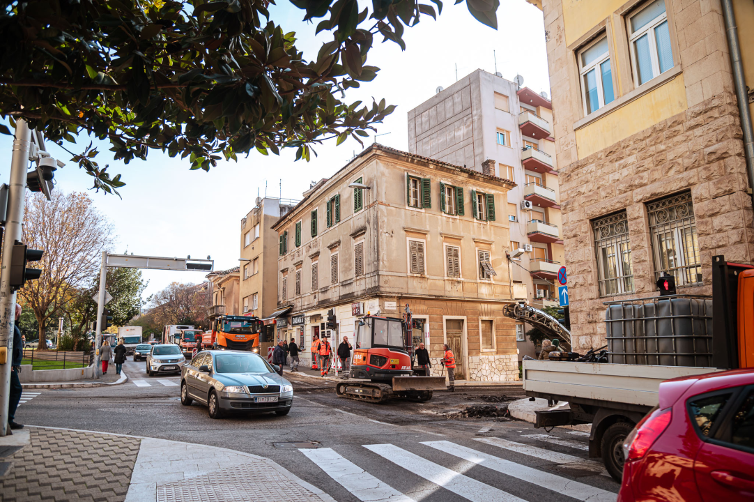 FOTO Vozači upozoravali na problem u središtu Šibenika, radovima koji su u tijeku trebao bi biti riješen