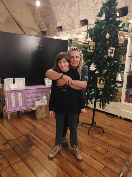 Članovi zatonske knjižnice i Udruge Aurora zajedno ukrasili jelku u Azimutu