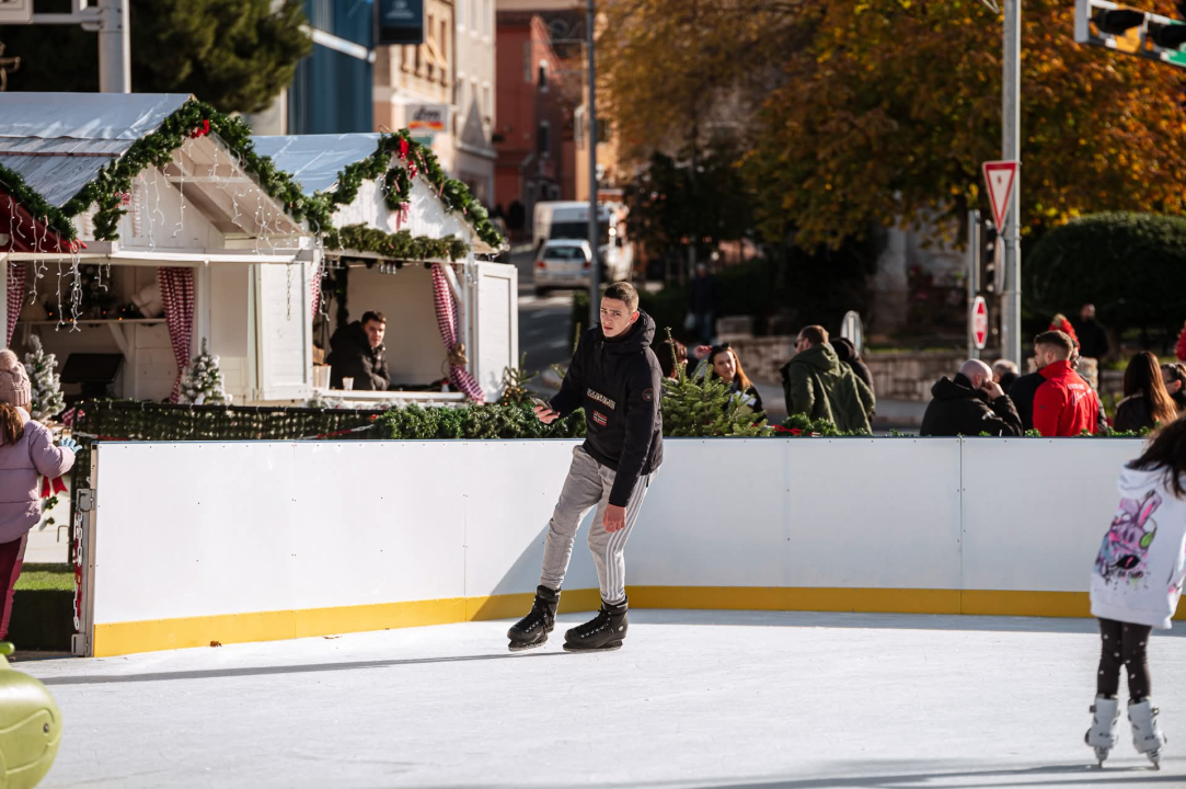 Ledena čarolija na Poljani: Šibenčani svih generacija uživaju u klizanju na Vitićevom moru