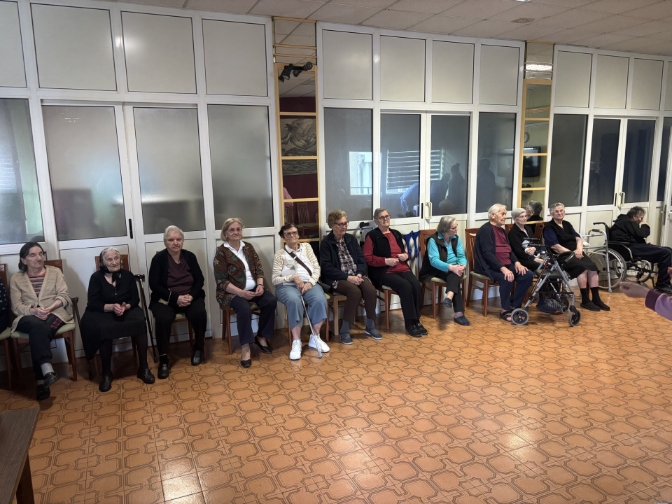 Učenici Medicinske škole razveselili štićenike Cvjetnog doma zabavnim božićnim programom