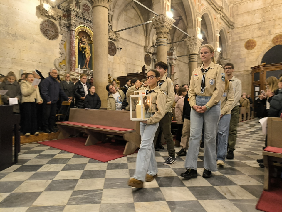 Betlehemsko svjetloobasjalo šibensku Katedralu: Skauti i dječji zborovi u srcu adventa