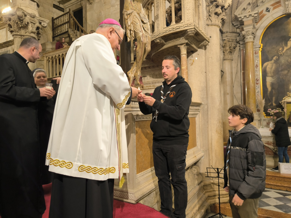 Betlehemsko svjetloobasjalo šibensku Katedralu: Skauti i dječji zborovi u srcu adventa
