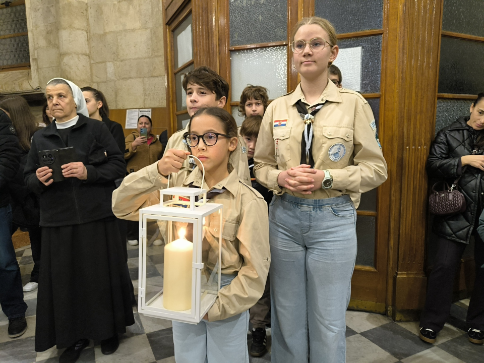 Betlehemsko svjetloobasjalo šibensku Katedralu: Skauti i dječji zborovi u srcu adventa